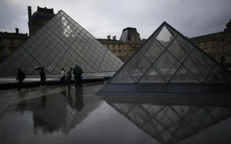 Former thief reveals he alerted Louvre to vulnerabilities in crown jewels security