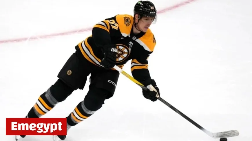 Bruins D Hampus Lindholm Leaves Blackhawks Game with Lower-Body Injury