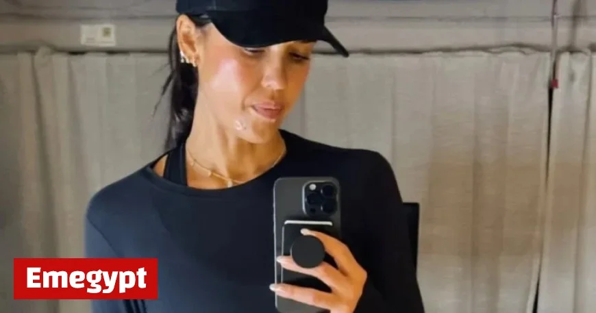 Jessica Alba Stuns in Workout Outfit with Eye-Catching Mirror Selfie