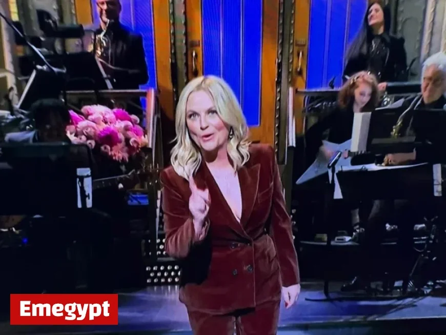 SNL Host Amy Poehler Criticizes AI Highlights Show’s 50th Anniversary and Teases Full Frontal in Monologue