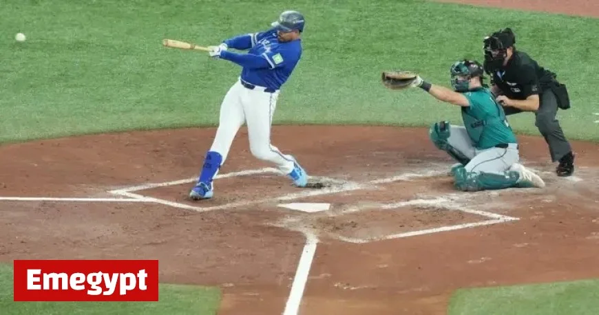 Jays Star Slugger Santander Returns to Lineup for Pivotal Game 3