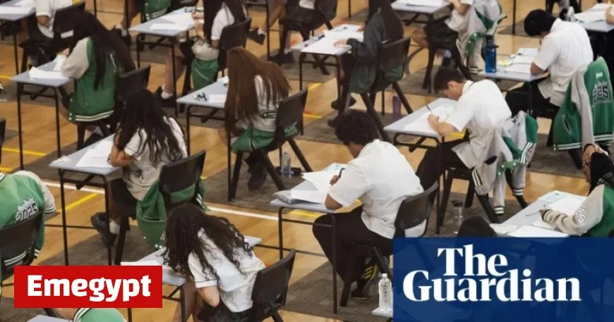 HSC English Exam Begins with Student Complaints Over Essay Prompt and Stapling Methods