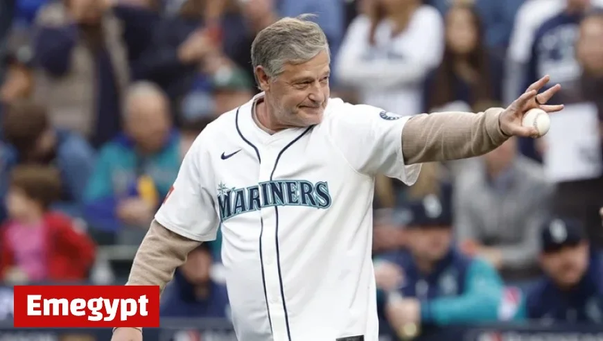 Mariners Icon Jamie Moyer Kicks Off ALCS Game 4 with First Pitch