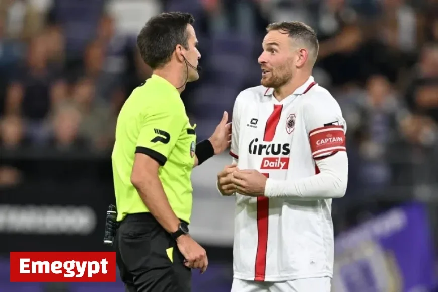 Belgische derby stilgelegd door vliegende bierbekers vlak voor tijd