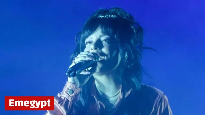 Singer Makes a Stunning Secret Comeback After 20 Years