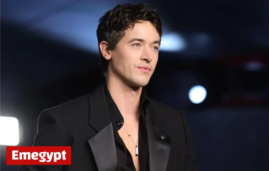 Tom Blyth Apologizes for Referring to Cillian Murphy as a British Icon