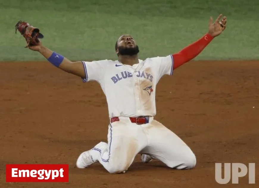 Stunning Photos from Blue Jays vs Mariners ALCS Clash in Toronto TOR20251020946