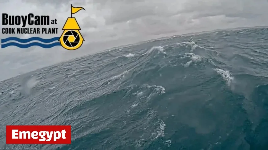 Experience the Thrill of Lake Michigan’s Massive 17-Foot Waves in Stunning Footage from Yesterday