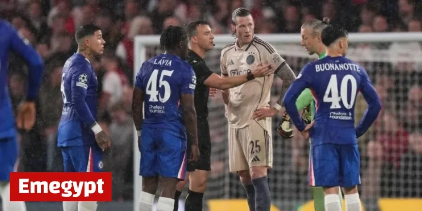 Ronald de Boer Astonished by Ajax Player’s Solo Performance: A One-Man Show