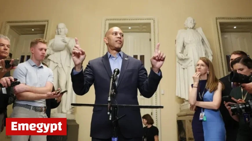 House Democrat Leader Hakeem Jeffries Backs Zohran Mamdani for NYC Mayor