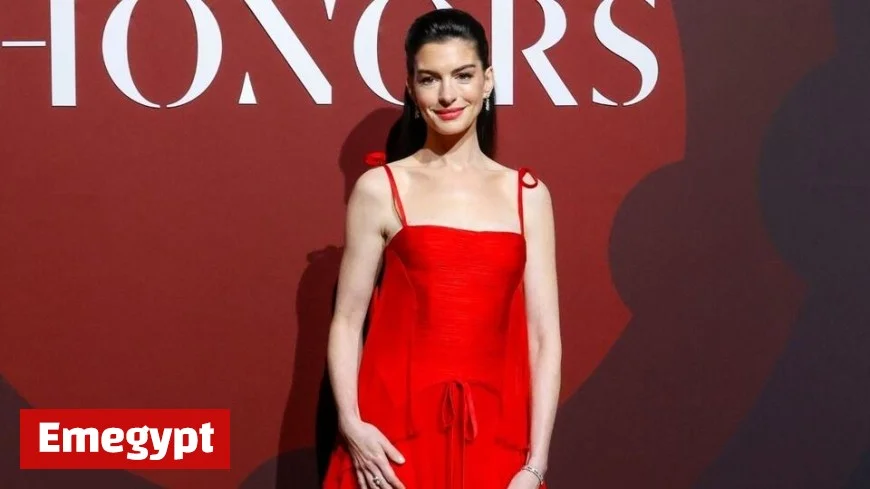 Sydney stuns in daring gown on wild red carpet appearance