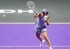 Swiatek Triumphs Over Keys in WTA Finals Opener