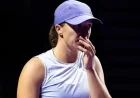 Iga Świątek Battles for Survival in WTA Finals; Rival Issues Warning
