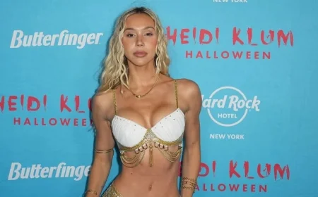 Livvy Dunne Dons Pamela Anderson Costume; Clemens as Kiss, Geno INTs at Snickers