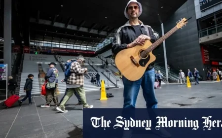 Aussie Busker’s Oasis Set Goes Viral After Years of Performing at Same Spot