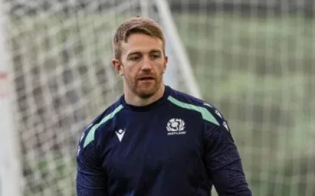 Bruno Fernandes Playfully Slaps Bryan Mbeumo in Manchester United vs Tottenham Clash – Premier League 2025 Highlights