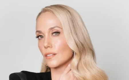 “Showgirls Stars in Global Comeback After Nearly Ending Her Career”