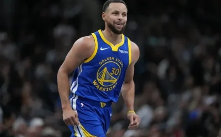 Steph Curry Matches Michael Jordan’s Record in Thrilling Warriors Victory Against Spurs
