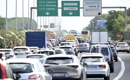 Woman Stabbed by Ex-Partner Escapes by Jumping from Stationary Car on Gra