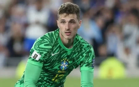 Bento Raises Concerns Among Brazilian Fans with Risky Moves Outside the Area