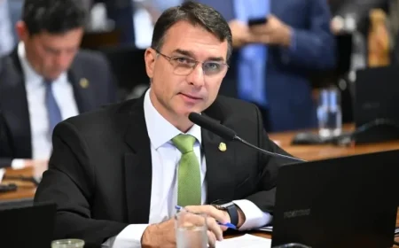 Moraes Links Vigil to Revival of January 8 Camps Involving Flávio and Eduardo