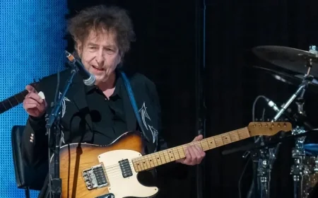 Bob Dylan Returns to the Stage Performing Traditional Folk Ballad After 34 Years