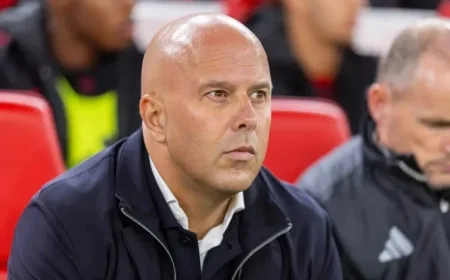 Arne Slot Reveals Starting Right-Back for Crucial Match Against PSV Eindhoven