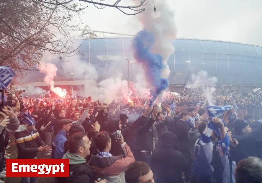 Team Arrives at Stadium Amidst Songs and Flares Creating a Vibrant Atmosphere