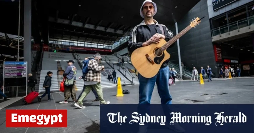 Aussie Busker’s Oasis Set Goes Viral After Years of Performing at Same Spot