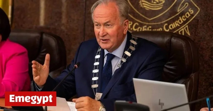 Kerry Mourns Jim Finucane with Condolence Books from County Council and ETB