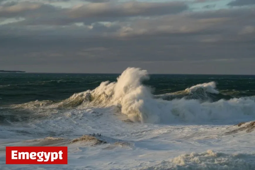 Michigan Gale Alert: Strong Winds and High Waves to Affect Tourists and Mariners