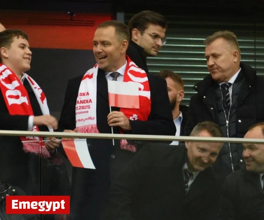 Fans Chant President’s Name and Hurl Insults at Tusk as Stadium Erupts