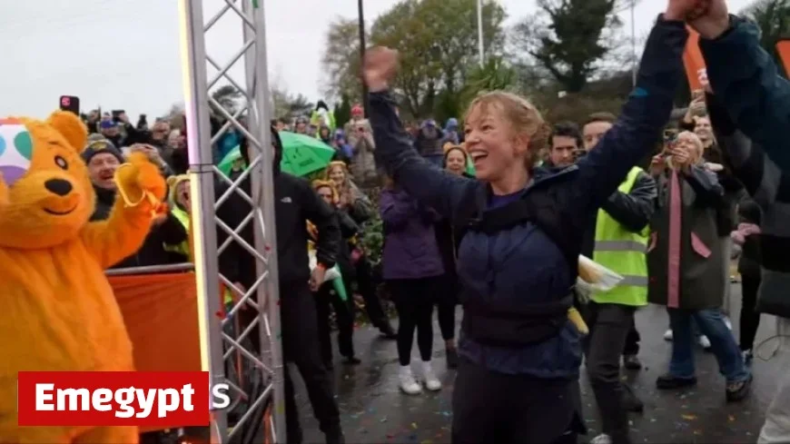 Watch Sara Cox Triumphantly Finish 135-Mile Charity Run in Inspiring Moment
