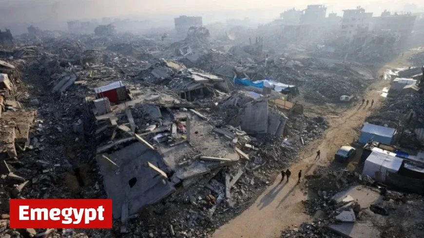 Israeli Strikes in Gaza Result in the Deaths of 32 Palestinians Amidst Hamas Warning of Dangerous Escalation