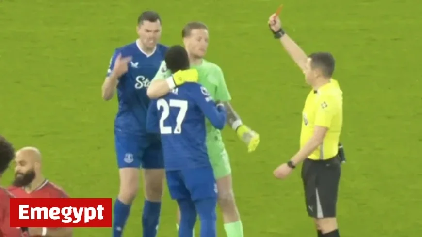 Everton Star Gueye Ejected for Slapping Teammate as Pickford Escorts Him Off the Pitch Against Man Utd
