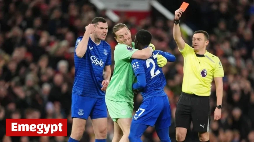Everton’s Idrissa Gueye Sent Off for Striking Michael Keane in Clash With Manchester United