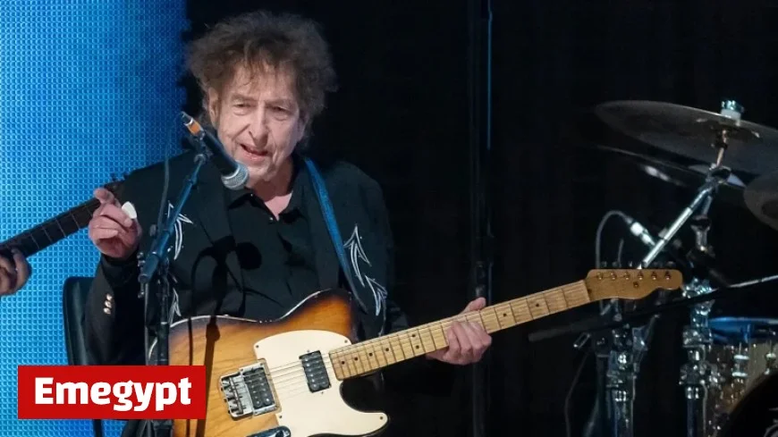Bob Dylan Returns to the Stage Performing Traditional Folk Ballad After 34 Years