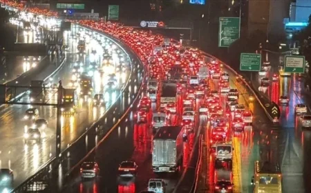 Derbi Maçı ve Yağmur Nedeniyle İş Çıkış Saatinde İstanbul Trafiği Felç Oldu