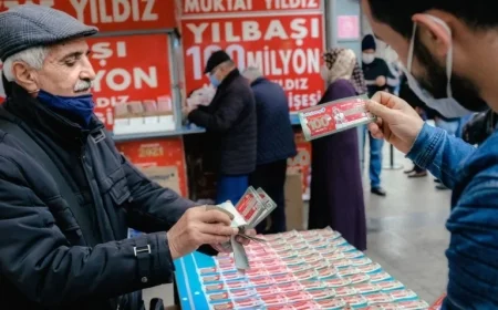 İzmir Street Vendors Face Historic Drop in Lottery Sales as Economic Crisis and Online Gambling Surge