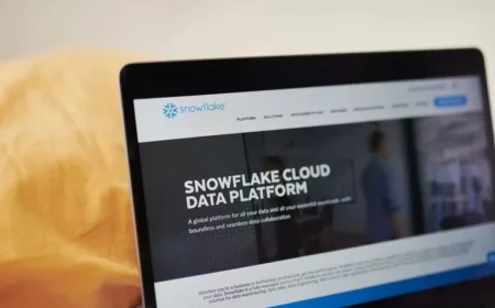 Snowflake’s Weak Profit Margin Outlook Sparks AI Cost Concerns