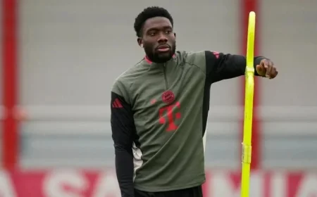 Davies Returns to Bayern’s Bench After Nine-Month Recovery from Knee Injury