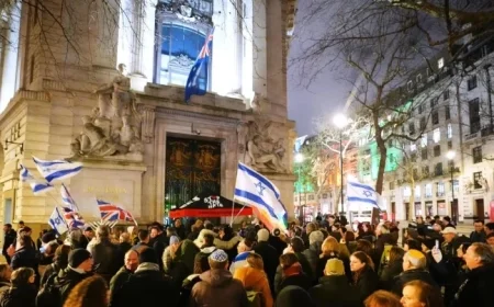 London Vigil Attendees Celebrate Heroism as They Honor Bondi Beach Terror Attack Victims