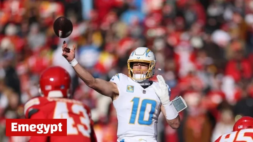 Justin Herbert’s Touchdown Pass Narrows Chiefs’ Lead to 13-10 at Halftime