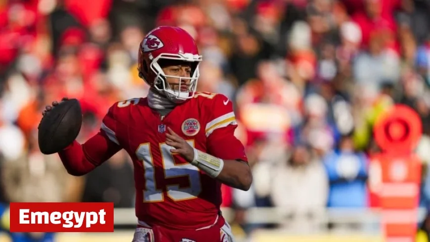 Patrick Mahomes Faces Potential Left Knee Injury Late in Chiefs vs Chargers Game