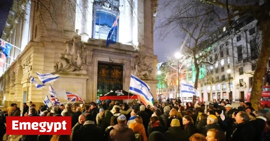 London Vigil Attendees Celebrate Heroism as They Honor Bondi Beach Terror Attack Victims