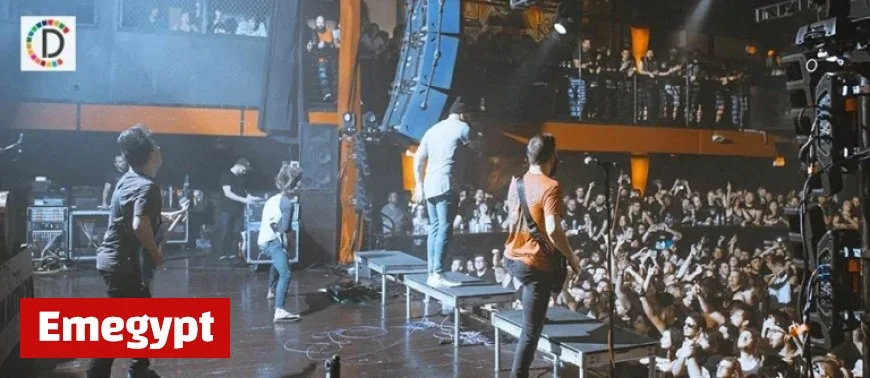 Actress Nidhhi Agerwal Mobbed by Fans Creating Chaos at Mall